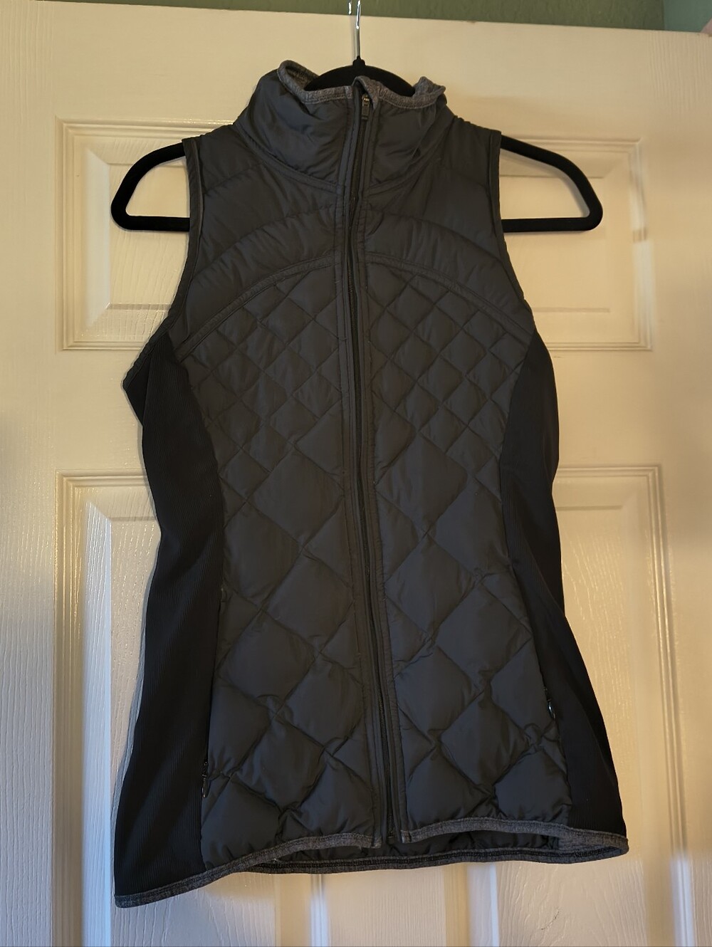 Lululemon Black Quilted Insulated Running Vest Size 8 Stretch Fleece Panels - Picture 3 of 16